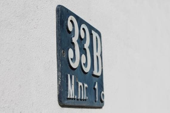 Husnummer 33b på Vibygårds mur